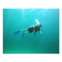 l'eau bleue sous-marine de plongeur autonome photo