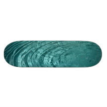 L'eau ondule la planche à roulettes