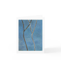 Les branches noires et blanches sur le bleu soustr