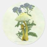 Les champignons jaunes avec le bleu minuscule fleu
