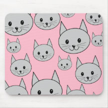 Les chats modèlent dans le rose et le gris tapis de souris