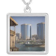 Les EAU, Dubaï, Dubai Creek. Le dhaw croise canal Collier