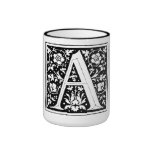 Lettre A d'alphabet de la Renaissance sur la tasse