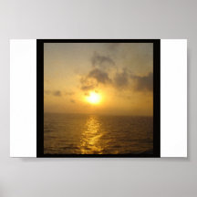 Lever de soleil au-dessus de l'eau posters