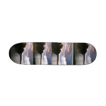 Lever de soleil au-dessus de planche à roulettes d