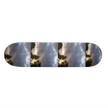 Lever de soleil le long de planche à roulettes d'O