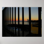 Lever de soleil par la porte affiches