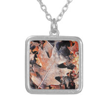 L'hiver d'automne pousse des feuilles les arbres v pendentif