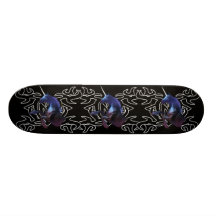 Licorne noire au-dessus de planche à roulettes de 