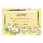 Lierre blanc vintage de plumeria sur la carte jaun invitations