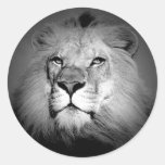 Lion noir et blanc adhésif rond