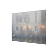 L'Italie, Venise. Une rangée des gondoles vues Impressions Sur Toile