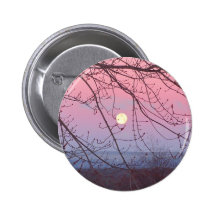 lune derrière des arbres badges avec agrafe