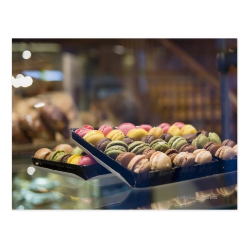 Macarons dans la vitrine d'exposition 2 cartes postales