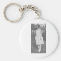 Madame des années 1920 dans la robe blanche porte-clé