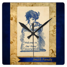 Madame victorienne vintage avec l'horloge murale d