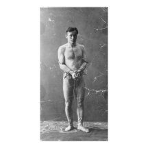 Magicien Harry Houdini se tenant dans les chaînes Art Photographique
