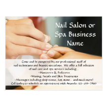 Mains donnant la manucure, salon d'ongle carte postale