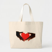 Mains tenant le coeur sac