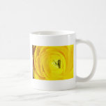 Maman jaune, fleurs en gros plan tasse à café