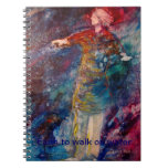 "Marchant carnet sur eau"