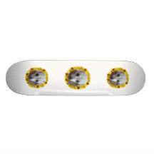 Marguerites blanches de chien de caniche de tasse  skateboards personnalisés