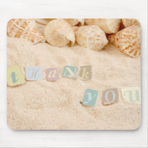 Merci dans les lettres sur une plage sablonneuse tapis de souris