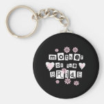 Mère de blanc de jeune mariée sur le noir porte-clef