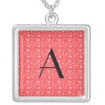 Monogramme rouge-clair de coeurs pendentif