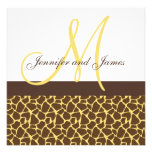 Motif de girafe de monogramme d'invitations de mar