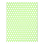 Motif de point vert et blanc de polka. Tacheté Invitation Personnalisée