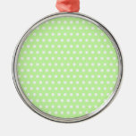 Motif de point vert et blanc de polka. Tacheté Ornement De Noël