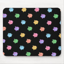 Motif de porc d'arc-en-ciel sur le noir tapis de souris