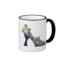 Motifs sensibles de tissu de dentelle dans noir et tasse à café
