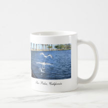 Mouettes de vol tasse à café