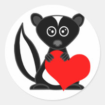 Mouffette mignonne de bande dessinée tenant le coe adhésifs ronds
