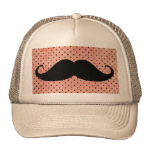 Moustache drôle sur l'arrière - plan rose mignon d casquette