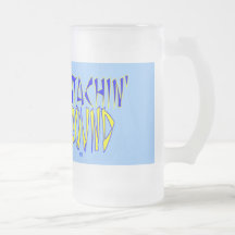 Mustachin autour, la tasse