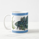 natation avec la tasse de poissons