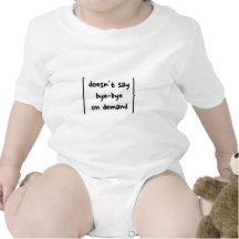 ne dit pas l'habillement sur demande de bébé d'au  t-shirt