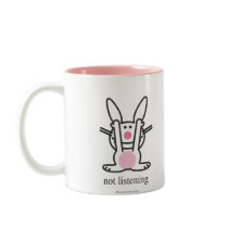 N'écoutant pas tasse à café