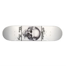 Négatif faisant de la planche à roulettes…