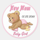 Nounours de rampement - nouvelle maman de fille autocollant rond