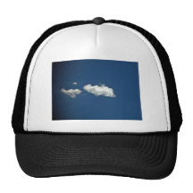 Nuage blanc pelucheux sur le ciel bleu profond casquette