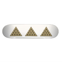 Or de pyramide du sigma pi plateau de skate