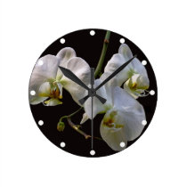 Orchidées blanches élégantes sur le noir horloges murales