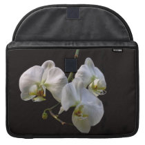 Orchidées blanches élégantes sur le noir housses macbook