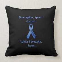 Oreiller bleu de ruban de survivant de Cancer