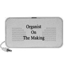 Organiste sur la fabrication haut-parleurs mp3