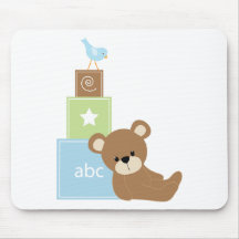 Ours de bébé avec le bloc bleu de jouet tapis de souris